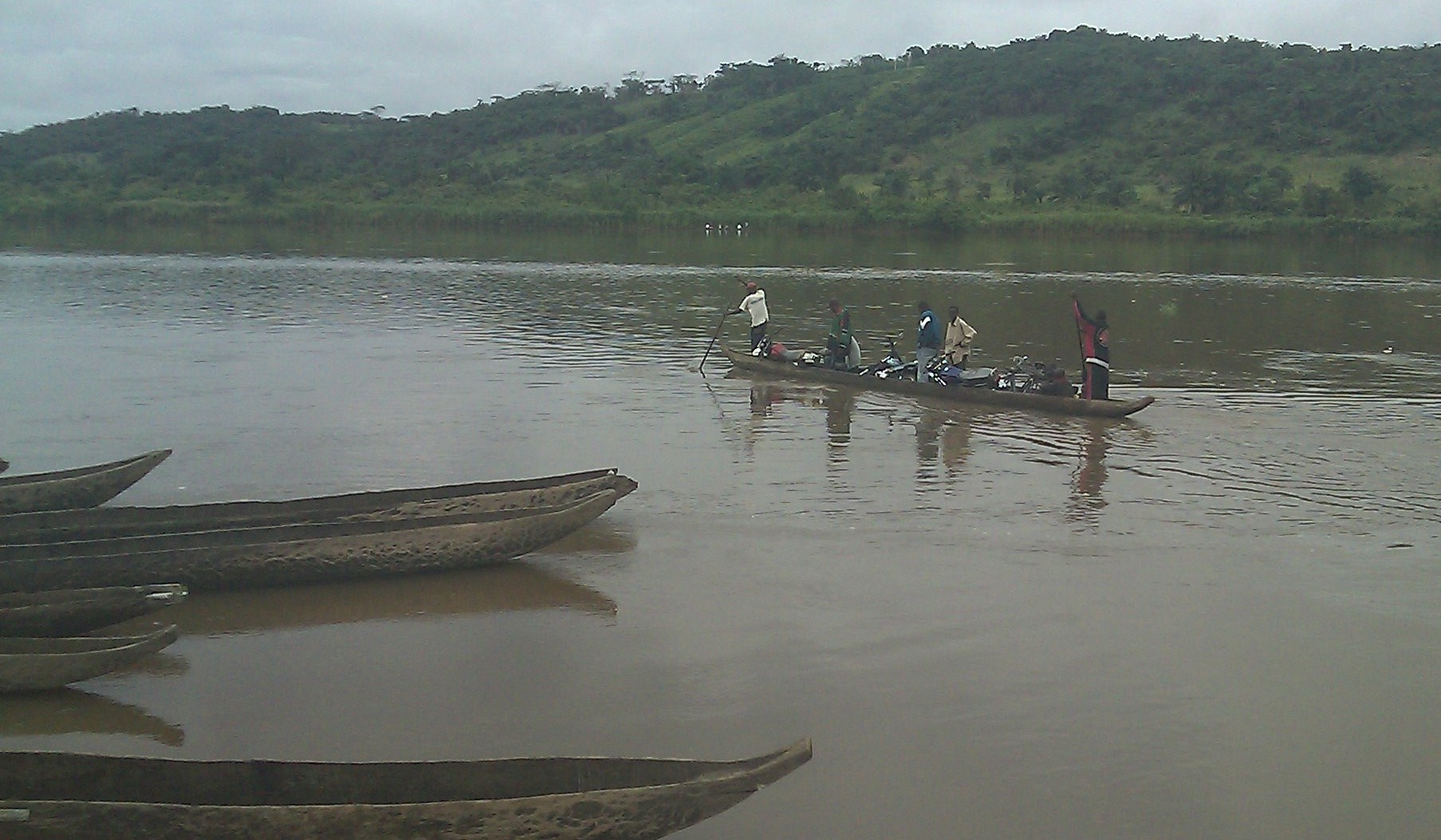 Pirogues sur le Sankuru